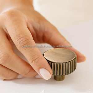 Boutons ronds classiques en laiton, conçus pour des armoires de cuisine intemporelles, des tiroirs de meubles, une décoration élégante pour la maison - Product Image 5