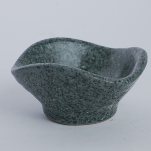 Assiette à beurre carrée en grès vert mousse foncé, bord irrégulier, pour sushi, sauce soja, restaurant, hôtel, vaisselle de table - Product Image 3