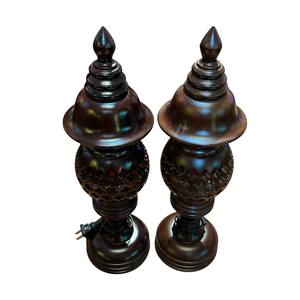 Un par de lámparas de altar de madera con forma de panal. - Product Image 3