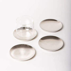 Ensemble de sous-verres en métal charmants avec une finition accrocheuse, contribuant à prévenir les traces d'eau, adaptés au service des boissons chaudes et froides. - Product Image 1