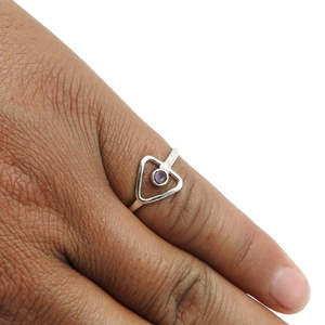 Anillo de plata de ley 925 hecho a mano con engaste de bisel, viene con un pequeño amatista morado de corte redondo, un lindo anillo bohemio para uso diario. - Product Image 3