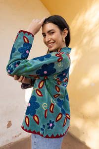 Veste pour femme en velours de coton turquoise, style bohème Suzani, multicolore et brodée, qui rehausse instantanément la garde-robe d'hiver. - Product Image 3