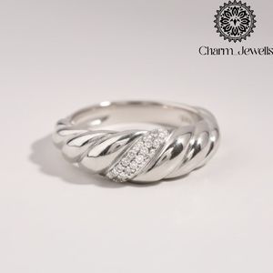 Bague de fiançailles classique pour femme en argent plaqué or 14 carats avec moissanite et sertissage à griffes - Product Image 3
