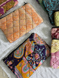 Pochette zippée matelassée en soie recyclée à motif floral bohème, écologique, légère, faite à la main, pour organiser téléphone et accessoires, export en gros - Product Image 5