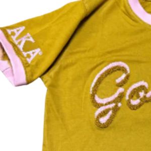 T-shirt Ringer en Chenille Dorée Jaune à Manches Courtes avec Bordure Rose et Motif Brodé – Vêtement Décontracté Tendance pour Femme - Product Image 4