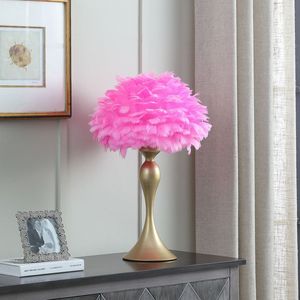 Lampada da Tavolo Glamour con Contorno in Metallo Dorato e Piume Rosa Acceso da 18,25 Pollici - Product Image 2