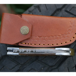Couteau de poche artisanal en acier Damas, manche en bois d'olivier, gravé, couteau pliant de survie et de camping pour l'extérieur avec étui en cuir - Product Image 3