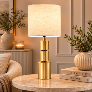 Lámpara de Mesa Titan Stack de Metal con Diseño de Cilindros Escalonados, Pantalla de Lino, Acabado Dorado Cepillado, Iluminación Ambiental Elegante - Product Image 1
