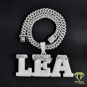 Collar con Colgante de Tres Letras LEA Personalizado con Diamantes Cultivados en Laboratorio, Detalles de Piedras Brillantes, Cadena de Eslabones, Diamantes VVS - Product Image 4