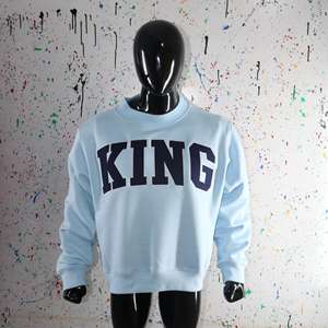 Sudadera KING SKY BLUE con cuello alto, 100% azul oscuro, con apliques bordados, cuello ancho, hilos finos. - Product Image 4