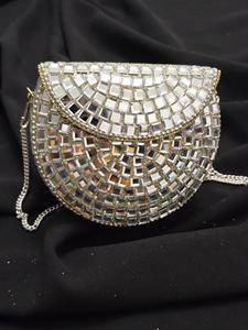 Bolso de mano metálico redondo con diseño intrincado, perfecto para bodas, eventos festivos y con un estilo étnico elegante. - Product Image 4