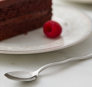 Cuillère à thé élégante en acier inoxydable finition argentée, durable, petite cuillère idéale pour l'heure du thé et l'utilisation en cuisine - Product Image 3