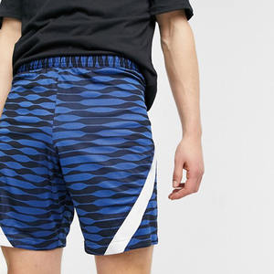 Diseño casual para el verano, estampado completo, cintura elástica, corte ajustado con cinta en contraste, pantalones cortos para hombre con diseño de logotipo. - Product Image 4