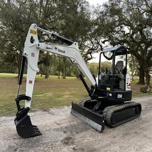 Miniexcavadora Bobcat E50 de uso pesado, diseñada para un funcionamiento fluido en espacios reducidos, con excelente control de potencia. - Product Image 3