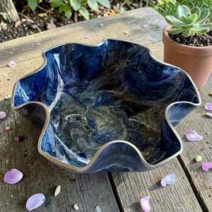 Grand bol décoratif en résine époxy bleue, design géode, fait main, pour servir - Product Image 4