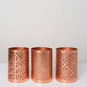 Portavelas artístico de metal, diseñado para promover la relajación, la concentración espiritual y la belleza interior. - Product Image 2