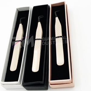 Pince à épiler pour cils RMI de haute qualité, en acier inoxydable noir, revêtement poudré couleur nude, anti-magnétique, 10 mm, à pointe plasma à 90 degrés - Product Image 1