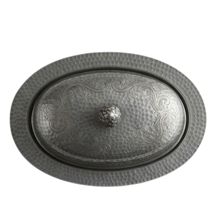 Beurrier en métal artisanal avec couvercle, design vintage, motif végétal gravé, pour la cuisine et la décoration de fête - Product Image 2