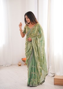 Sari de diseñador de satén Fendi puro y de alta calidad con bordado de cuentas y ribete con pedrería, más blusa de satén a juego con encaje listo para usar. - Product Image 4