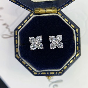 Boucles d'oreilles de luxe en argent 925 avec moissanite taille brillant rond, sertissage griffe, bijoux de mode classiques pour femme, idéales pour les fiançailles - Product Image 1