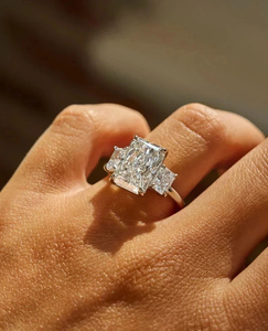 Bague de mariage vintage pour femme en or blanc 14 carats plaqué, avec trois diamants de laboratoire certifiés taille radiant de 5,00 carats, Tishya Diamond - Product Image 6