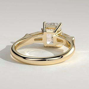 Anillo de compromiso de diamantes de corte esmeralda premium en oro amarillo, estilo clásico, diamantes cultivados en laboratorio certificados por IGI, piedras laterales en corte baguette. - Product Image 6