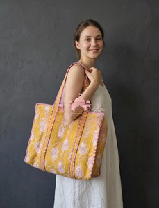 Sac fourre-tout en coton jaune moutarde imprimé à la main avec détails de surpiqûres et bretelles confortables - Product Image 2