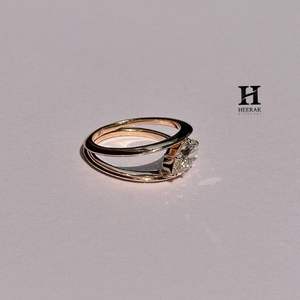 Anillo de Doble Banda con Diamante Cultivado en Laboratorio con Corte Pera de Lujo para Mujer, Anillo de Compromiso Minimalista de Banda Abierta |   Joyería Personalizada de Oro de 14K y 18K - Product Image 3