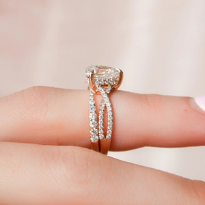 แหวนหมั้นเพชรทรงลูกแพร์สีโรสโกลด์แบบแยกก้าน - Product Image 5