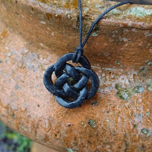 Collier avec pendentif en nœud celtique en bois, finition naturelle, bijoux faits à la main pour hommes et femmes - Product Image 3