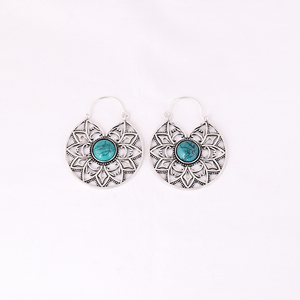 Pendientes de Aro Modernos de Latón Plateado con Baño de Oro y Diseño Floral Calado - Product Image 2