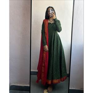 Hermoso vestido de fiesta talla XL y Dupatta para mejorar tu aspecto elegante - Product Image 2