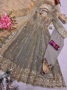 Costume Anarkali traditionnel indien pakistanais pour femmes en soie avec dupatta, longueur au sol, tenue de mariage brodée or et marron, coupe ample - Product Image 5