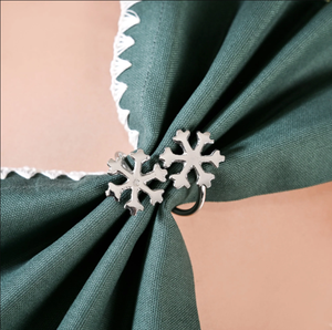 Ronds de serviette flocon de neige argentés en métal – Décoration de table de Noël élégante – Supports de serviettes pour fêtes et dîners hivernaux - Product Image 3