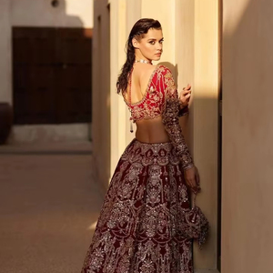 Vestido de novia pakistaní premium con encaje, en verde menta, con un delicado bordado floral y lentejuelas en el corpiño. - Product Image 1