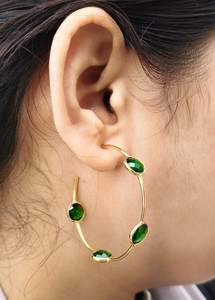 Pendientes de Aro de Plata de Ley 925 con Cuarzo Esmeralda y Baño de Oro de 14K, Diseño Redondo con Corte Checker y Piedras Preciosas, Tipo Huggies - Product Image 3