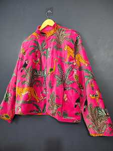 เสื้อแจ็คเก็ตผ้ากำมะหยี่สีชมพูพิมพ์ลายทรอปิคอล คอจีน แขนยาว ทรงหลวม สวมใส่สบาย เหมาะสำหรับฤดูร้อน ผลิตจากผ้าฝ้าย 100% คุณภาพสูง - Product Image 4