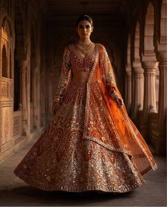 ชุดเลเฮนกาโชลีสีส้มแบบดั้งเดิมสำหรับเจ้าสาว งานปักซาร์โดซีสุดหรู ผ้ากำมะหยี่ผสมผ้าไหม กระโปรงผ้าไหมสำหรับงานแต่งงานแบบอินเดีย - Product Image 2