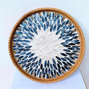 Plateau de service rond en rotin avec incrustation de nacre |   Plateau en mosaïque tissé à la main, plateau décoratif en osier laqué, panier à nourriture (noir) - Product Image 3