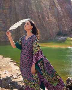 Confeccionado a mano, adornado con lentejuelas geométricas y bordados a mano con espejos en toda la prenda delantera y trasera. Se combina con pantalones anchos de crepé. - Product Image 5