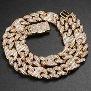AMBER JEWELS 009 Collier avec fermoir plaqué or, Moissanite brillante, Chaîne de déclaration polie, Accessoire de bijouterie de mode de luxe Troisième - Product Image 1