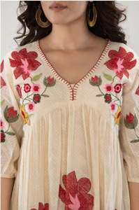 ชุดเดรสลำลองสำหรับวันหยุดพักผ่อน แขนสั้น คอวี คลาสสิกสำหรับผู้หญิง เดรสยาวเปิดหลัง น้ำหนักเบา สำหรับฤดูร้อน - Product Image 5