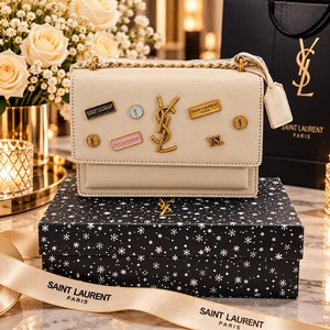 Sac à bandoulière en cuir véritable beige pour femme avec logo doré et fermoir à boucle, pochette et sac à main - Product Image 1