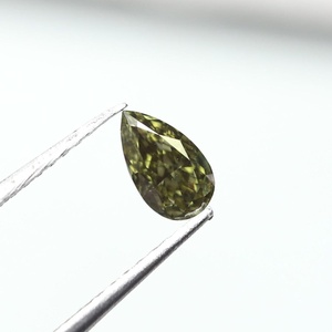 Diamante natural camaleón de 0.38 quilates, certificado por GIA, de corte brillante modificado en forma de pera, color verde grisáceo oscuro, para un diamante exquisito. - Product Image 3