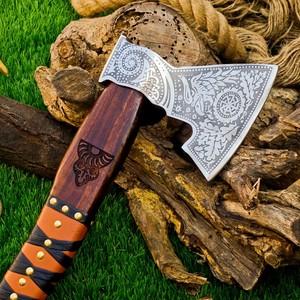 Hache Viking en Acier à Haute Teneur en Carbone Forgée à la Main, Manche en Bois de Palissandre Personnalisé OEM, Hachette à Barbe avec Étui en Cuir, Hache de Camping et de Bushcraft - Product Image 4