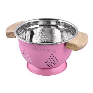 Passoire en acier inoxydable rose avec manche en bois pour faire passer les aliments tels que les pâtes ou le riz ou pour rincer les légumes et les fruits - Product Image 1