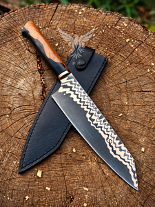 Couteau de chef artisanal en acier damas cuivré avec manche en bois d'olivier et résine, embout en cuivre et étui en cuir de qualité supérieure - Product Image 1