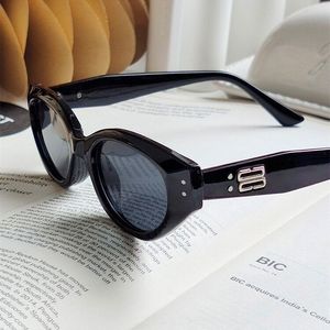 Nouvelle Arrivée Lunettes de Soleil de Luxe pour Femme, Monture Fine Rétro, Style Cat-eye, Logo en U, Protection UV, Tendance Mode - Product Image 1