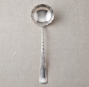 Cuillère de service classique en acier inoxydable avec long manche, finition miroir, design durable pour les mariages et les dîners élégants - Product Image 1