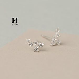 Boucles d'oreilles clous de luxe en grappe, clous d'oreilles minimalistes multi-pierres en diamant, bijoux délicats en or 14 carats pour femmes et tenues de mariée - Product Image 3